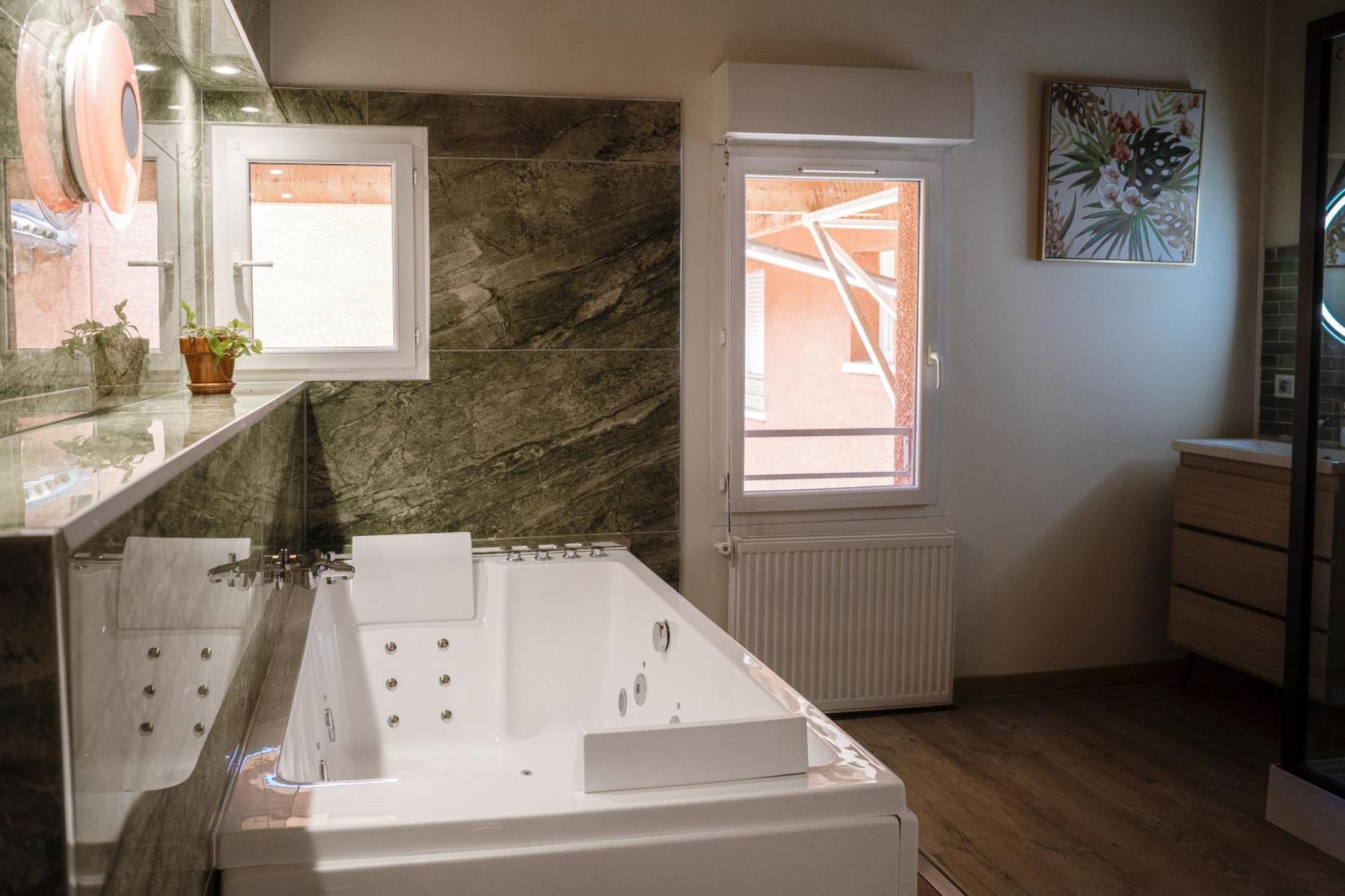 Appart Hotel Le 8 La Suite & Spa - Parking Gratuit - Macon Bagian luar foto